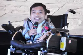 李创利：身高不到1米的“轮椅总裁”，赚3亿后娶美女秘书生下一子图片