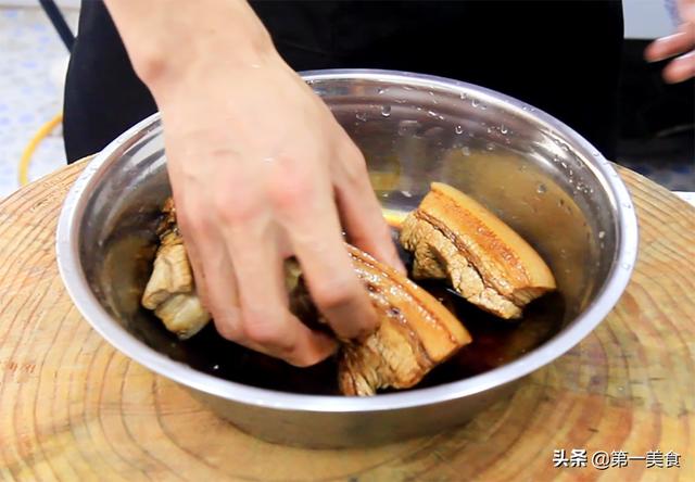 大厨做正宗豫菜“河南条子肉”，出锅飘香四溢，肥而不腻又入味