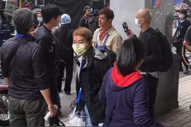 55岁郭富城新戏路透，戴头盔穿牛仔背带裤，网友：男神依旧帅气图片