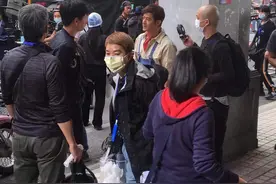 55岁郭富城新戏路透，戴头盔穿牛仔背带裤，网友：男神依旧帅气图片