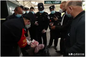 开往武汉的列车上，拾荒老人双腿上绑着7万余元现金……图片