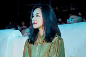 90后高颜值美女学霸，作品上央视登福布斯榜，把作品绘出新高度图片