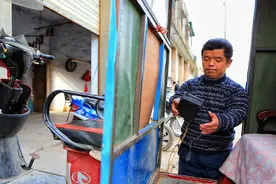 直击：“袖珍夫妻”尴尬却又幸福的私下生活图片