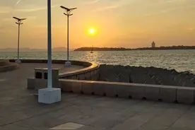 青岛环湾路上有过街天桥了，今后赶海终于不用钻洞了图片