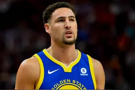 汤普森右小腿再次受伤，离开球馆时无法承重图片