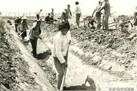 老照片：60年代的人民公社，大锅饭很壮观，大伙劳动热情很高图片