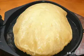 早点摊卖5块的鸡蛋灌饼，面点师教你做，不破皮不漏气张张鼓大泡图片