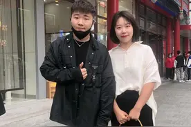 白小白：沈阳中街偶遇白小白团队图片