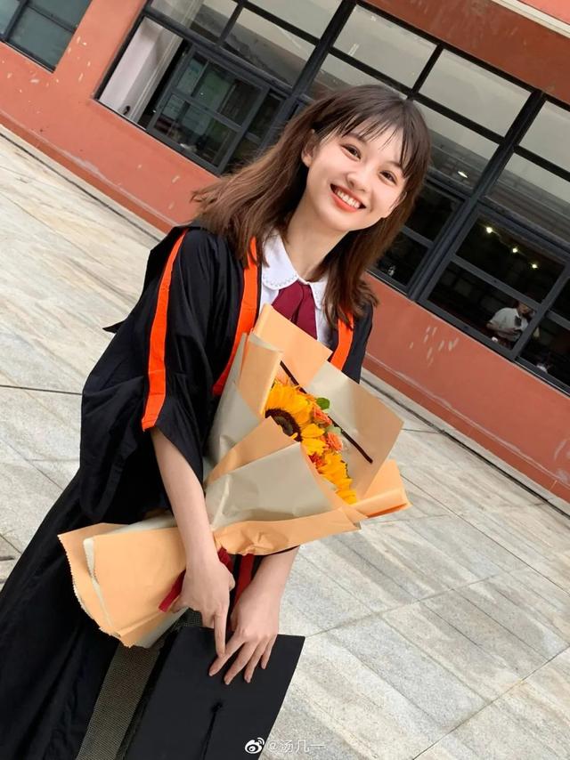 中央美院的学士服美上热搜！这是什么神仙毕业现场？