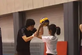 朱婷对亲妹妹有多好，从河南转到北京名校，她9岁时就被郎平看中图片