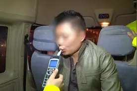 为逃避处罚驾驶员测酒驾“飙演技”，鼓起腮帮子只吸不吹视频封面
