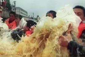 1998年大洪水，乡亲们跪地哭喊：求你们别跳了，房子我们不要了图片