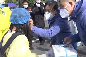 一家人全部隔离，9岁女孩治愈后独自出院：我替武汉谢谢你们视频封面