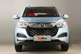 这2款低速电动车，采用独立悬挂和四轮碟刹，空间大能坐4人图片