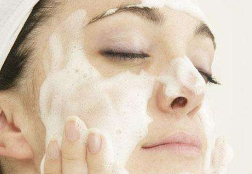 洗面奶中有哪些成分需要避免？在购买洗面奶时需要知道