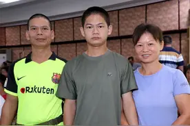 父亲辗转千里送儿去兵检图片