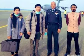 滞留武汉的两名缅籍留学生，乘坐印度空军运输机抵达印度图片