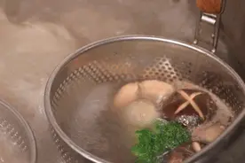 自制麻辣烫太简单！只要加点它，想不好吃都难！人均10块吃到撑图片