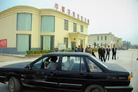 实拍农民扎堆学驾驶，黄大叔学车引人捧腹大笑，农村考驾照受青睐图片