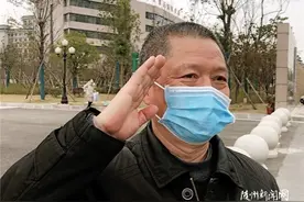 退伍老兵和消防员之间的一个军礼图片