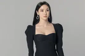 李多喜不愧是“性感小野猫”！穿小黑裙秀曲线，这才是惊人腰臀比图片