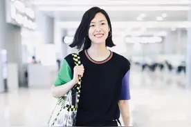 今夏流行“大裤衩+平跟鞋”，别以为邋遢其实挺高级，淑女也能穿图片