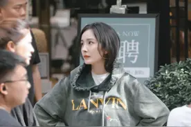 真正懂时髦的女人，穿卫衣不会配牛仔裤，太土！看杨幂就知道了图片