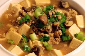 关中华山地区美食炒菜，蘑菇炒肉，这样做鲜香可口，可吃两碗米饭图片