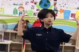 陕西10岁女孩教室跳舞走红，一头短发英气十足，网友直呼原地出道图片