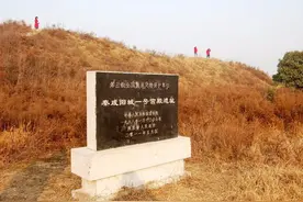 陕西一村庄发现百斤金饼，村民争相哄抢，考古队：地下还有更多图片