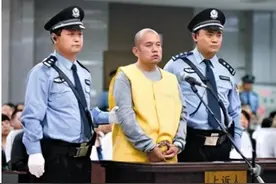 公交车司机拒载老人，怒吼“你臭死了”！【三分钟法治新闻全知道】图片