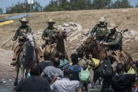美国骑警挥鞭驱赶难民，大批黑人仓皇逃奔，网友：虐待黑奴重现图片