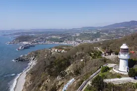 在辽东半岛最南端，有座横跨两海的小渔村，渤海黄海在此交汇图片