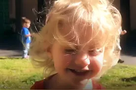 26周早产儿，出生不到1斤只有巴掌大，奇迹生还长成大美人图片