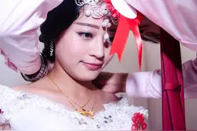 农村婚礼上，新娘嫌红包太少不愿改口，遭新郎当众掌掴：给你脸了图片