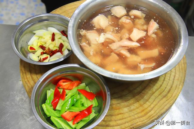 一罐啤酒，半只鸭子，做法据说源自清朝，鸭肉不柴不腥，咸香入味