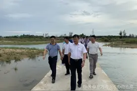 东方市总河湖长、市长张长丰到昌化江巡河图片