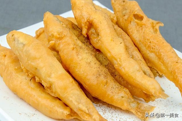 小鲫鱼炸鱼的做法窍门（炸小鱼裹面粉还是淀粉记住正确做法）