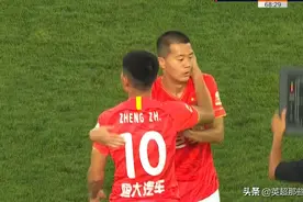 你行你上！40岁郑智场下指挥完，就替补登场，保8赶紧让队长袖标图片