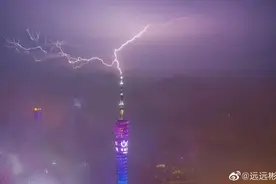 震撼！网友拍到“小蛮腰”与雷电“接吻”图片
