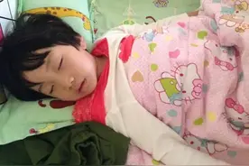 孩子睡姿暴露性格，总是“蜷缩一团”要注意，“四仰八叉”很不错图片