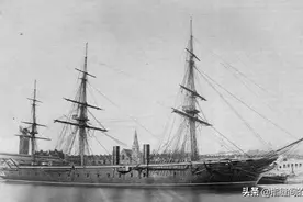 世界上第一艘铁甲舰有多厉害？装甲1310吨，火炮40门图片