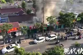 江苏盐城：烧烤店后厨起火，城管队员冲进火场拎出煤气罐图片