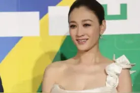 李小冉穿成这样出席活动，王志文全程不敢看，老脸逼得通红图片