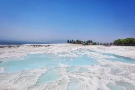 位于土耳其的棉花堡，是闻名的天然温泉，形状古怪似棉花图片