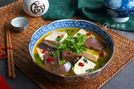 秋季，豆腐不油煎，加点鸭血炖一炖，细嫩又营养，吃了念念不忘图片