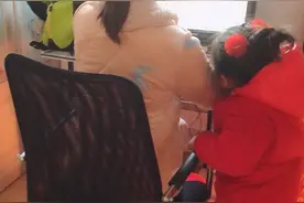 疫情期间没有收入怎么办？武汉一女子为还房贷众筹电脑上班图片
