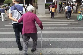 爸妈在老家生病了，我却在离他们千里之外的北上广图片