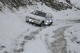 雪天路滑，开车打滑怎么办？老司机送上4个技巧，都是保命招图片