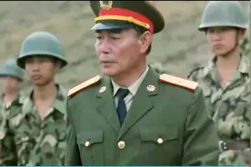 将军带队，战士们手拉手走进雷场，这一幕镜头真感人视频封面